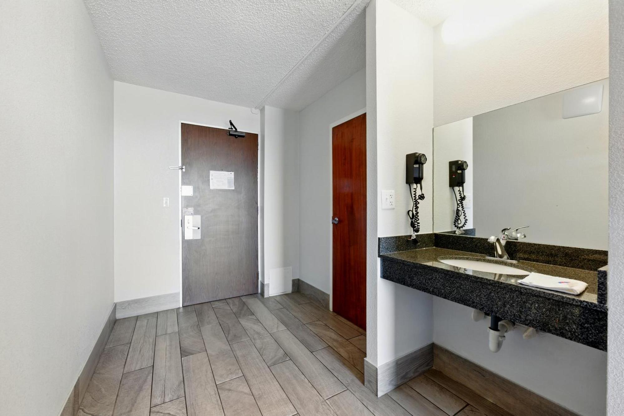 Hotel 6-atlanta, Ga - Atlanta Airport 2*